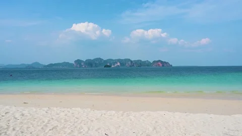 Soft wave with the blue ocean on a sandy beach. Stock-Footage 153389300
