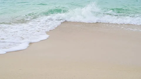Soft wave with the blue ocean on a sandy beach. Stock-Footage 157041112
