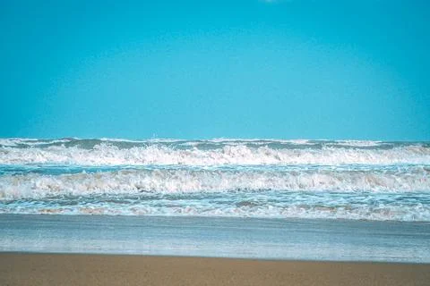 Soft wave with bubble of blue ocean on white sand at tropical beach on summ.. Foto stock