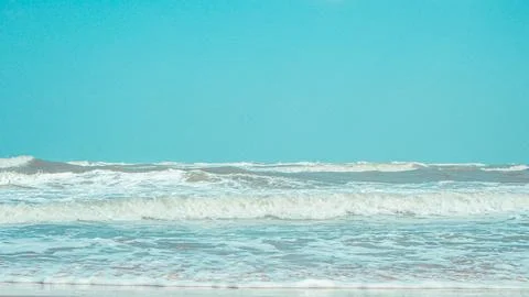 Soft wave with bubble of blue ocean on white sand at tropical beach on summ.. Foto stock
