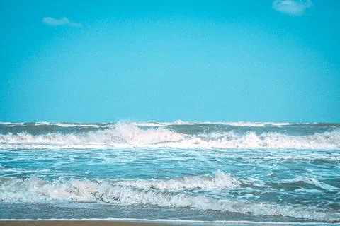 Soft wave with bubble of blue ocean on white sand at tropical beach on summ.. Stock Photos