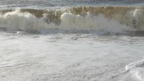 Soft waves breaking against sandy shoreline, generating tranquil oceanfront view 库存影片 308706608