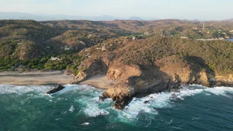 Soft Waves Hitting Steep Rocky Cliffs Drone Glide Mazunte Mexico Vídeos de archivo 321707901