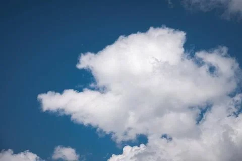 Soft white cloud and blue sky background. Large cumulus clouds. Close-up S... Foto stock