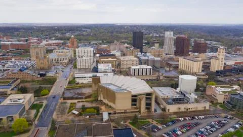 Soft white clouds appear after rain storm in downtown Akron, Ohio Foto stock