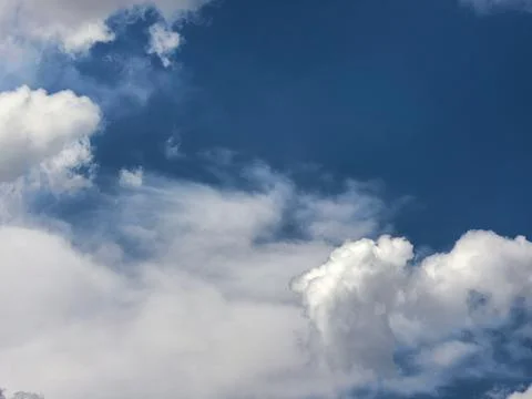 Soft White Cumulus Clouds Framing Clear Blue Sky Stockfoto's