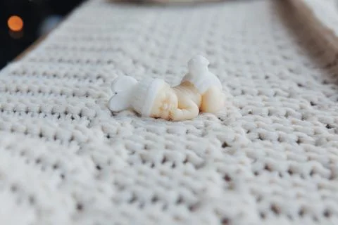 Soft white popcorn rests on textured knit fabric Foto stock