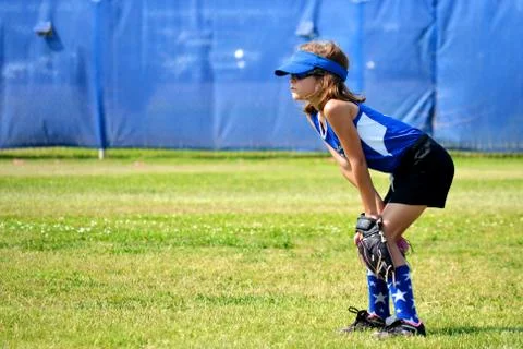 Softball Player Ready for the Next Play Stockfoto's