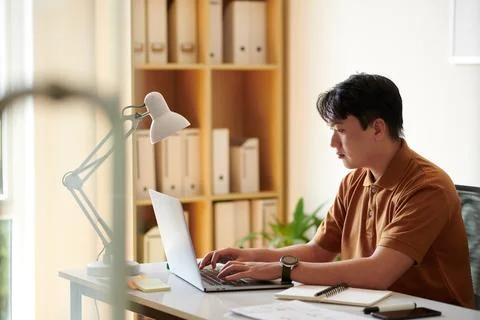 Software Developer Answering E-mail Stock-Fotos