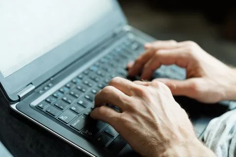 Software developer app designer man hands laptop Stockfoto's