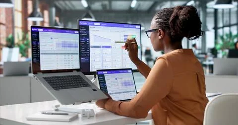 Software Developer Carefully Tracking Bug Reports On Laptop During Sprint Man Stockfoto's