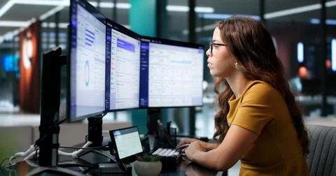 Software Developer Carefully Uses Drag And Drop Tools To Build Surveys. Foto stock