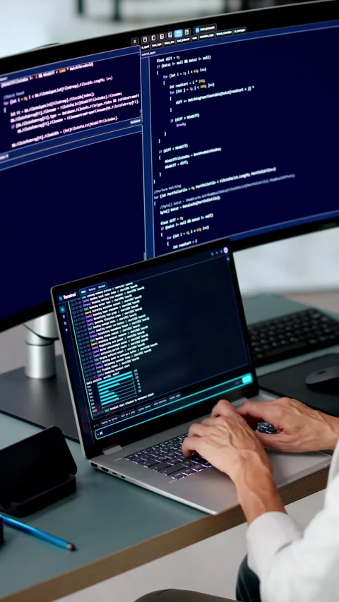 Software Developer Carefully Writes Code Vidéo 346326319