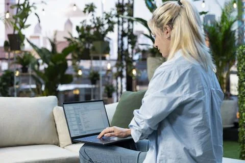 Software Developer Coding on Laptop at Planted Rooftop Terrace Stock-Fotos