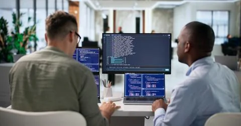 Software Developer Collaborates Closely On Cloud-based Coding Project Togethe Foto stock