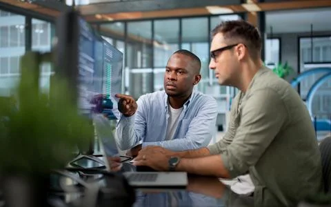 Software Developer Collaborates With Team Using Cloud-based Coding Workspace. Foto stock