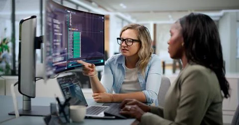 Software Developer Collaborates With Team Using Cloud-based Coding Tools. Fotos Stock