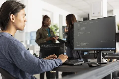Software Developer Concentrating on Web Projects in Diverse Office Stockfoto's