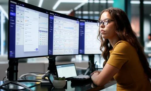 Software Developer Creating Survey Forms Using Drag And Drop Tools. 스톡 사진