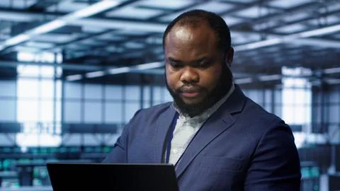 Software developer in data center runs system diagnostic tests on notebook 스톡 사진