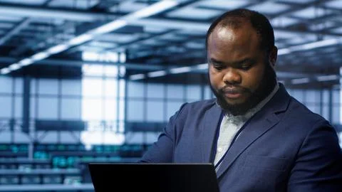 Software developer in data center runs system diagnostic tests on notebook 스톡 사진