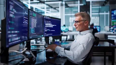 Software Developer Debugging Code 库存影片 343883500