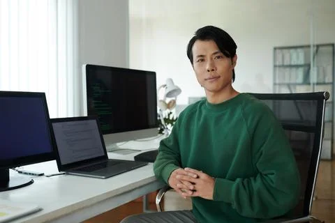 Software Developer in Green Sweater Foto stock