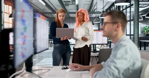Software Developer Leads Diverse Team Organizing Tasks With Kanban Board Effe 스톡 사진