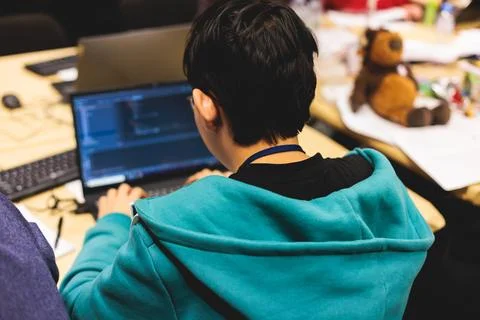 Software developer students in auditorium hall working on computer and lapt.. Foto stock