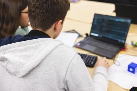 Software developer students in auditorium hall working on computer and lapt.. Foto stock