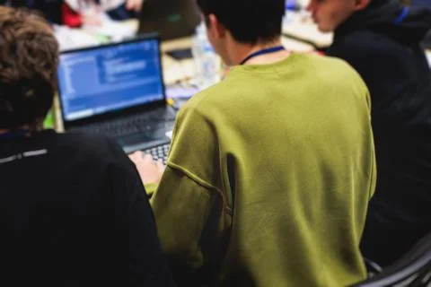 Software developer students in auditorium hall working on computer and lapt.. Foto stock