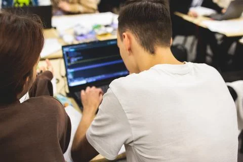 Software developer students in auditorium hall working on computer and lapt.. Foto stock