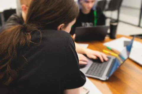 Software developer students in auditorium hall working on computer and lapt.. Foto stock