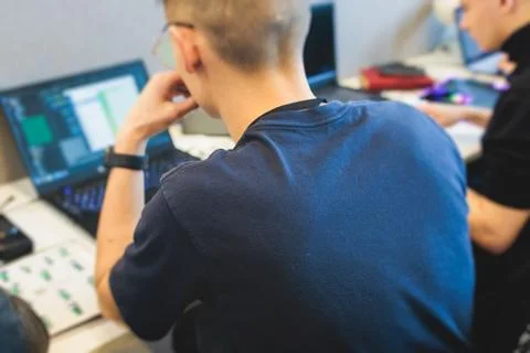 Software developer students in auditorium hall working on computer and lapt.. Foto stock