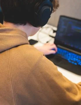 Software developer students in auditorium hall working on computer and lapt.. 스톡 사진