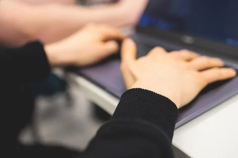 Software developer students in auditorium hall working on computer and lapt.. Foto stock