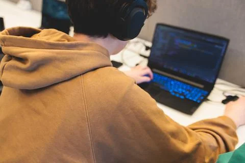 Software developer students in auditorium hall working on computer and lapt.. Foto stock