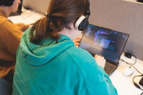 Software developer students in auditorium hall working on computer and lapt.. 스톡 사진