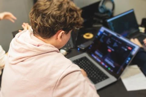 Software developer students in auditorium hall working on computer and lapt.. Foto stock