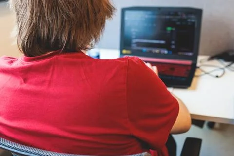 Software developer students in auditorium hall working on computer and lapt.. 스톡 사진