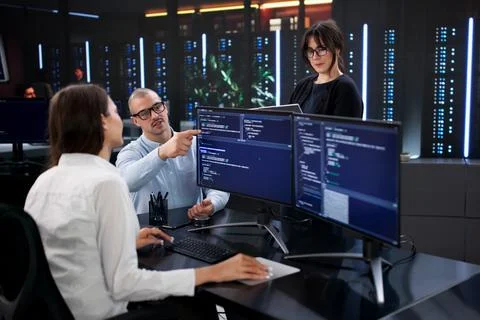 Software Developer Team Analyzing Business Data On Office Computer Screens Stockfoto's