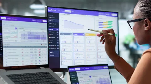 Software Developer Tracking Bug Reports 스톡 동영상 346323374