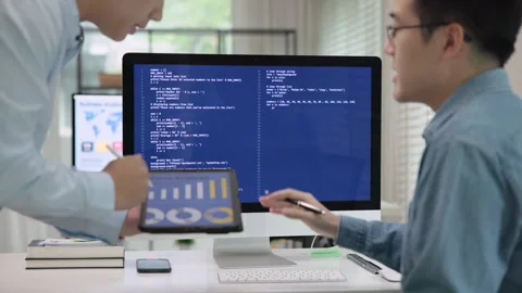 Software developer using generative AI automation code assistant help working Vidéo 251876289