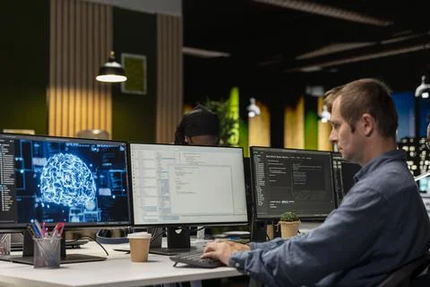 Software developer utilizing AI to optimize performance and forecast issues Stockfoto's