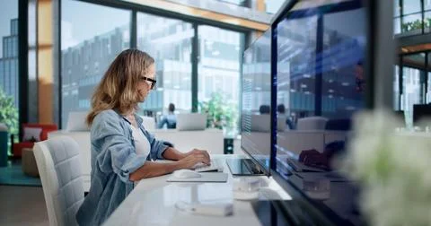 Software Developer Woman Collaborates Remotely On Secure Cloud Coding Project Fotos Stock