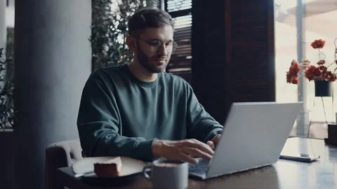 Software Developer Working With Laptop In Cafeteria In Breakfast, Portrait Of 库存影片 343409944
