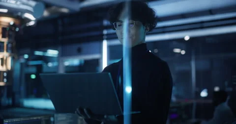 Software Developer Working on Laptop Computer Vídeos de archivo 318965377