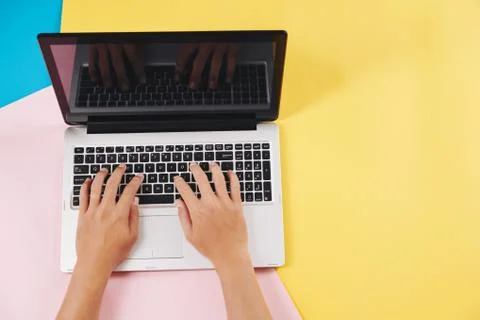 Software developer working on laptop Foto stock