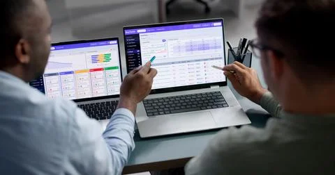 Software Developers Collaborate On Bug Tracking And Sprint Backlog Tasks. Fotos Stock