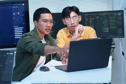 Software Developers Collaborating on Code and Technology Stock-Fotos